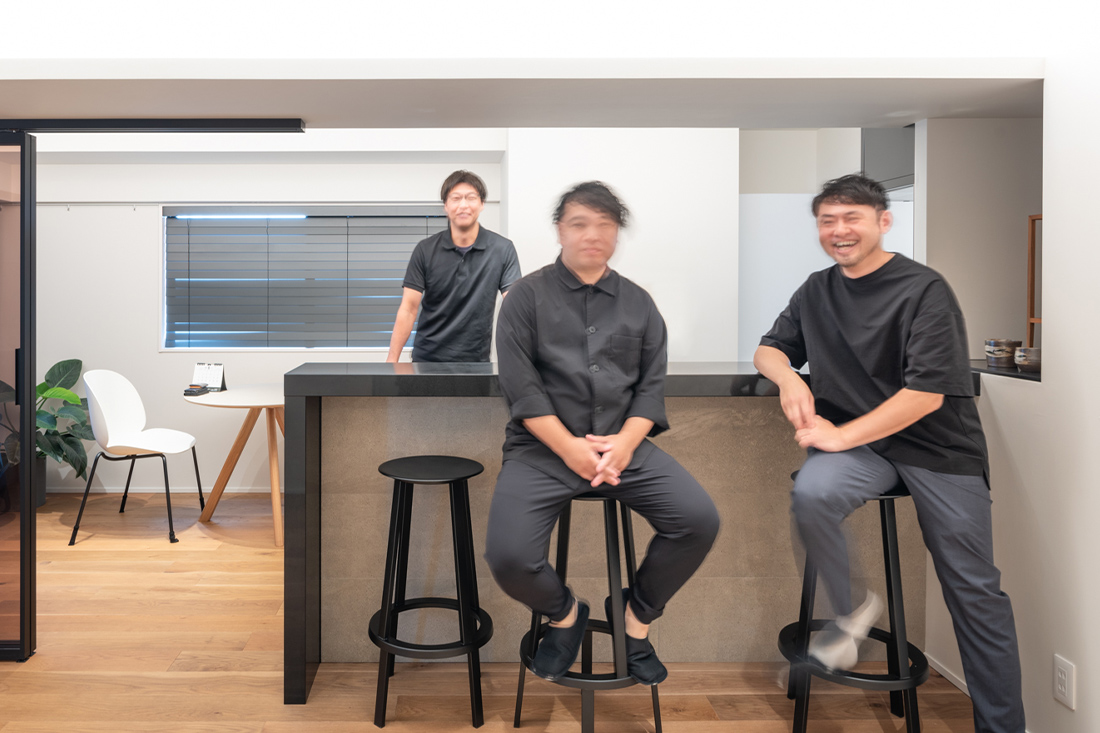 シーザーストーン カフェのようなキッチンを囲んでお話しされる3人