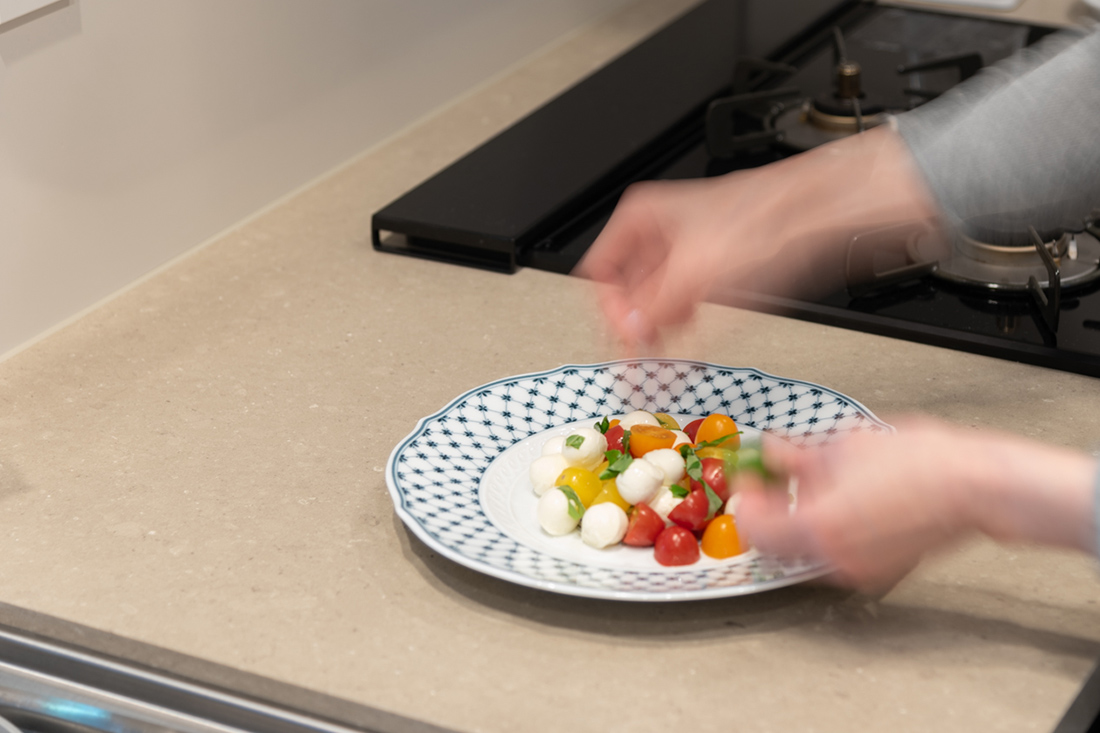 シーザーストーン 4230 Shitakeを使ったキッチンでお料理をされる