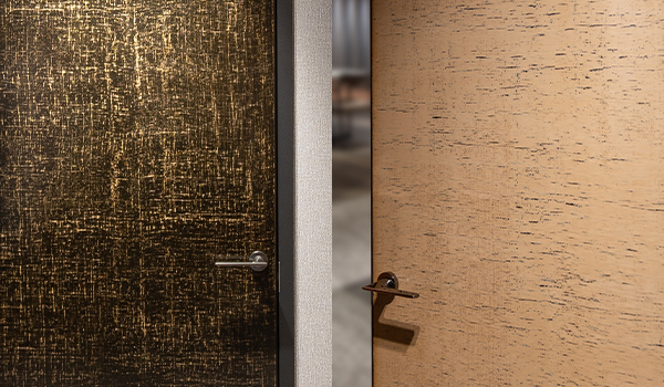 日本の伝統工芸品「漆」を建具にしました。