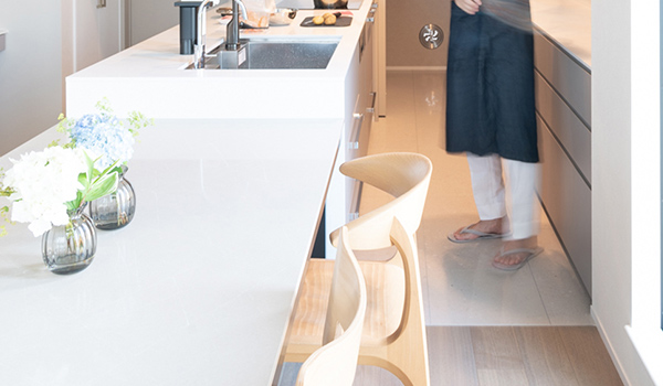 キッチンや洗面のワークトップはもちろん、床材として、シーザーストーンを。